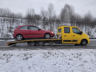 Auto wyciągnięte ze śniegu i załadowane na lawetę – Ostrołęka