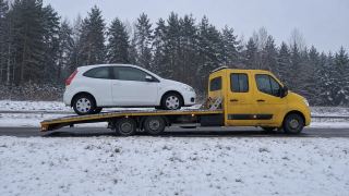 Holowanie auta na lawecie zimą – Ostrołęka