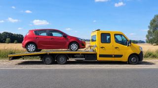 Małe auto na lawecie – awaryjne otwieranie aut w Ostrołęce