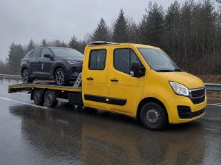 SUV na lawecie w deszczu – wymiana koła i pomoc drogowa Ostrołęka