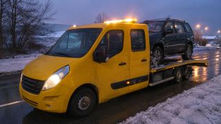 SUV na lawecie nocą – pomoc drogowa Ostrołęka
