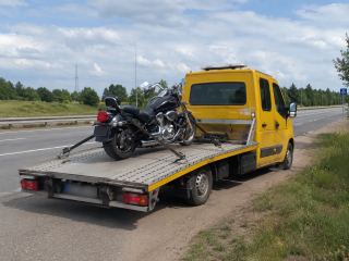 Załadunek motocykla na lawetę przy drodze – Ostrołęka