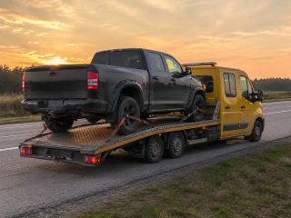 Transport pickupa o zachodzie słońca – Ostrołęka