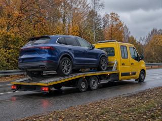 SUV na platformie autolawety – Ostrołęka